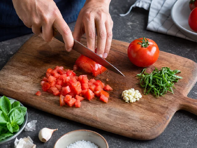 Paso 1 de Bruschettas de tomate y albahaca